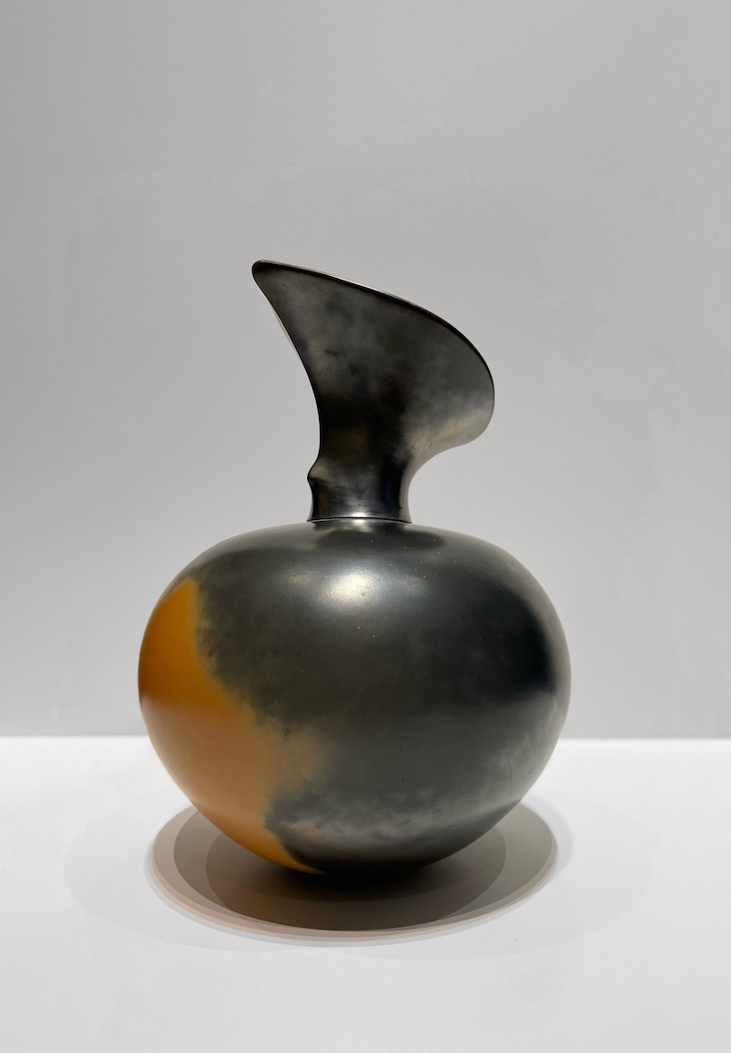 Magdalene Odundo, Untitled (Vessel), 1987 Burnished and carbonised terracotta. Courtesy of the artist and LGDR. © Magdalene A. N. Odundo DBE. Magdalene Odundo, Untitled (Vessel), 1987 Burnished and carbonised terracotta. Courtesy of the artist and LGDR. © Magdalene A. N. Odundo DBE.